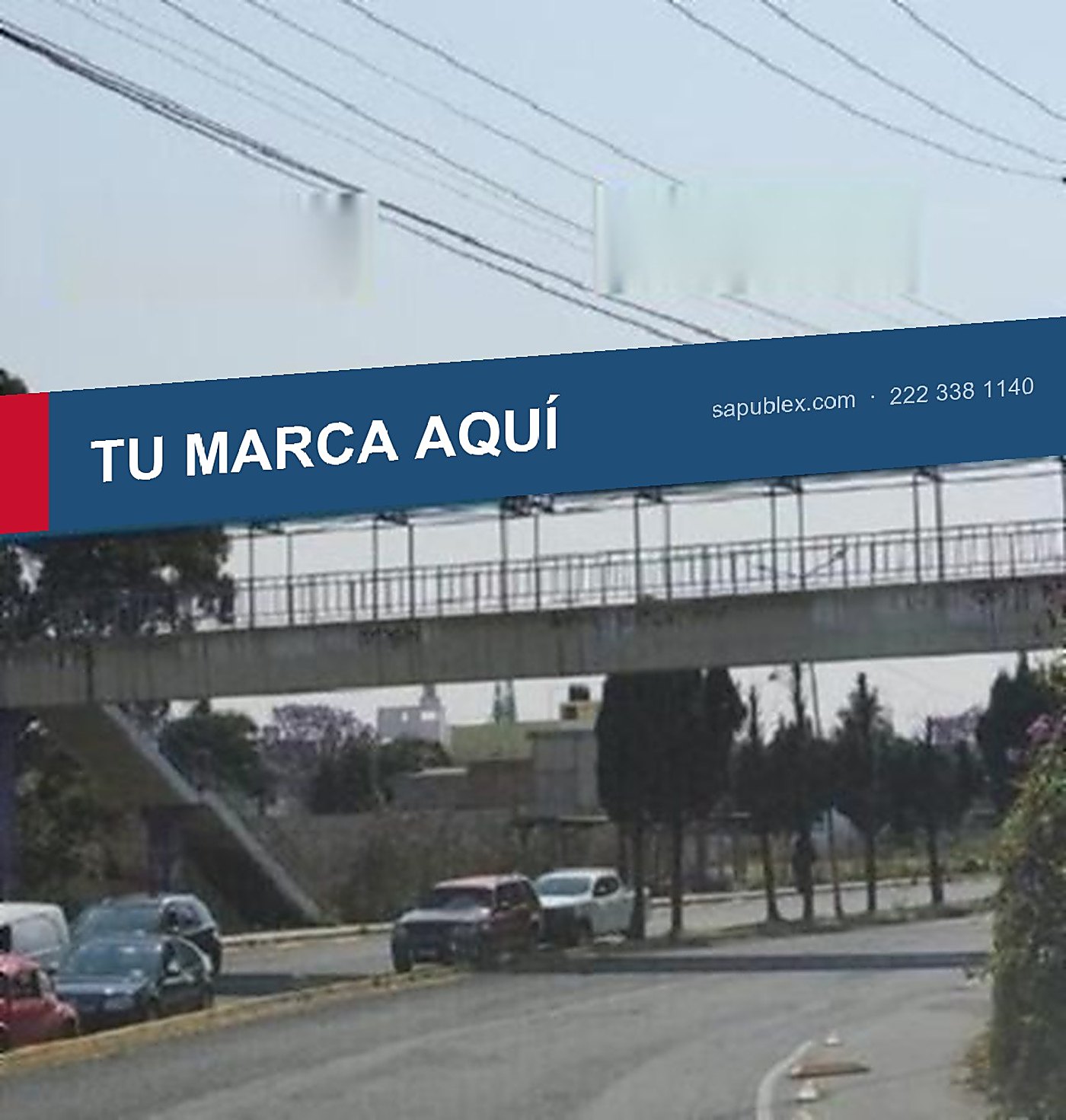 Puente peatonal sobre una avenida de Puebla con una lona
                    publicitaria instalada a lo largo de toda la estructura.